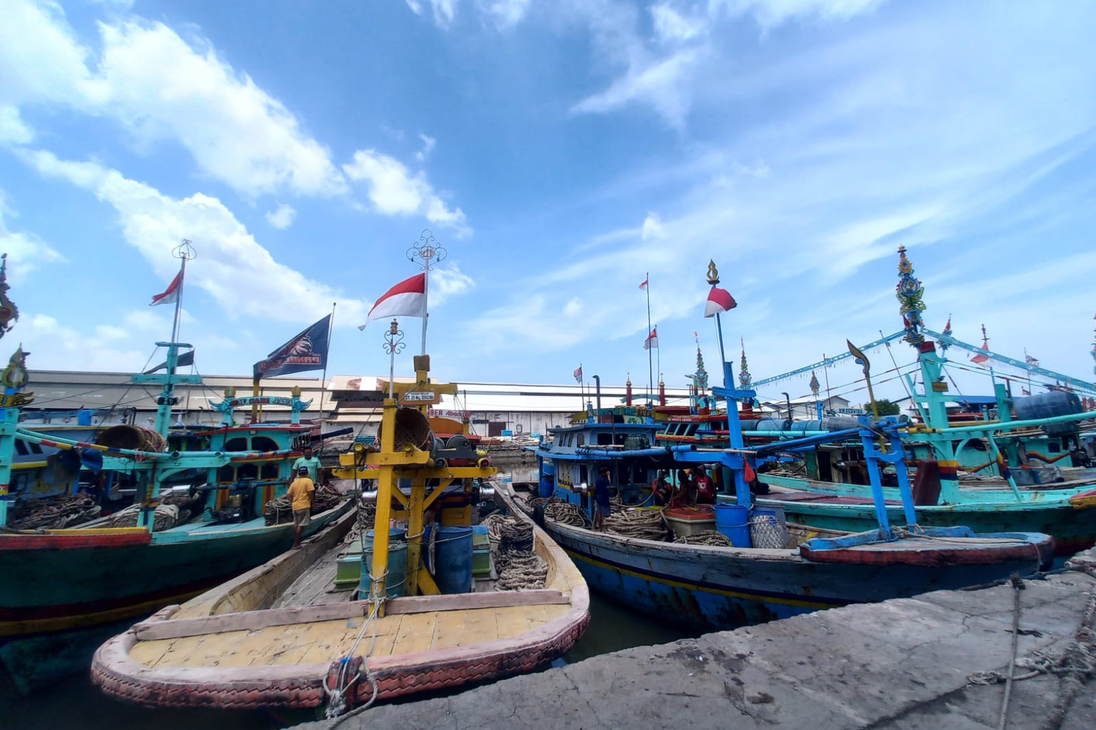 SANDAR: Sejumlah kapal nelayan sandar di Pelabuhan Tanjung Tembaga, Kota Probolinggo, Selasa (13/1).