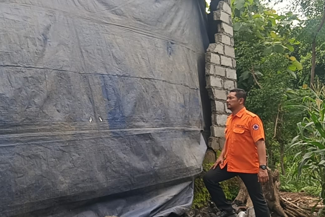 ASESMEN: Petugas BPBD Kabupaten Probolinggo meninjau rumah Buaya, di Desa Pamatan, Kecamatan Tongas, Selasa (13/1).
