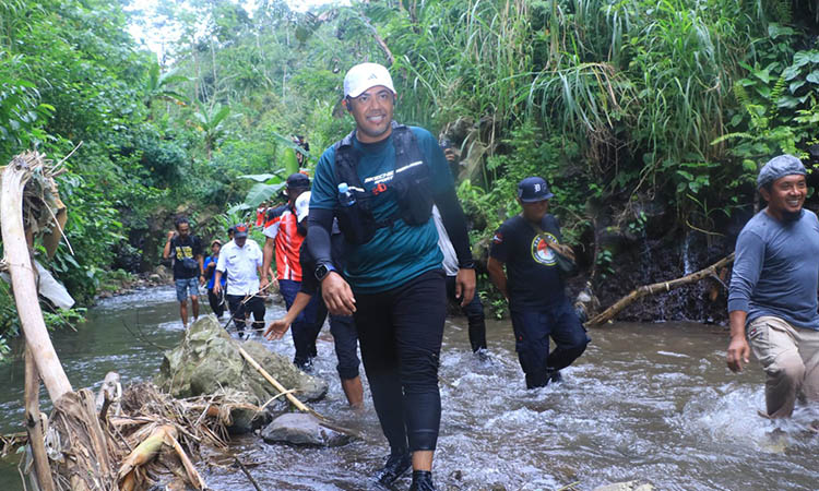 JALAN KAKI: Bupati Probolinggo dr. Mohammad Haris melakukan susur sungai dalam kegiatan fun trekking antardanau di Kecamatan Tiris.