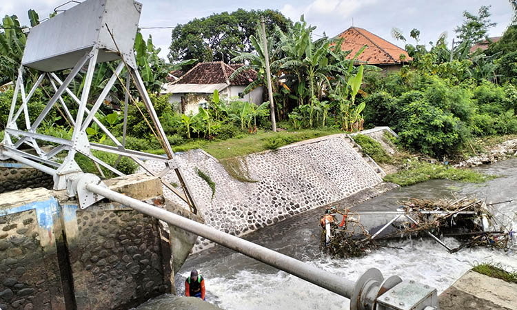 JEBOL: Dam daerah irigasi manting Dusun Bataan, Desa Sumberkledung, Kecamatan Tegalsiwalan jebol karena tak kuat menahan peningkatan debit air.