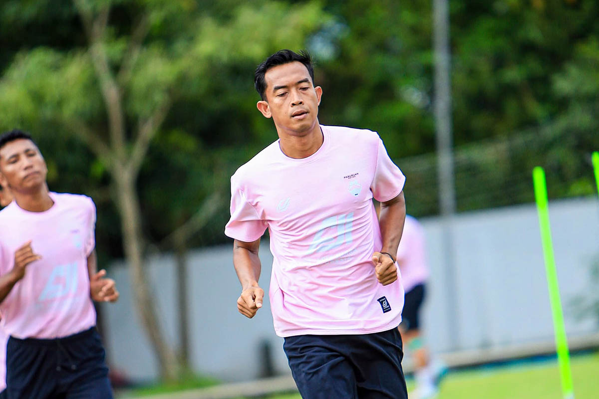 Pemain Pasuruan United saat berlatih. Babak 16 Besar tim berjuluk Laskar Santri Mbeling ditunjuk sebagai tuan rumah.