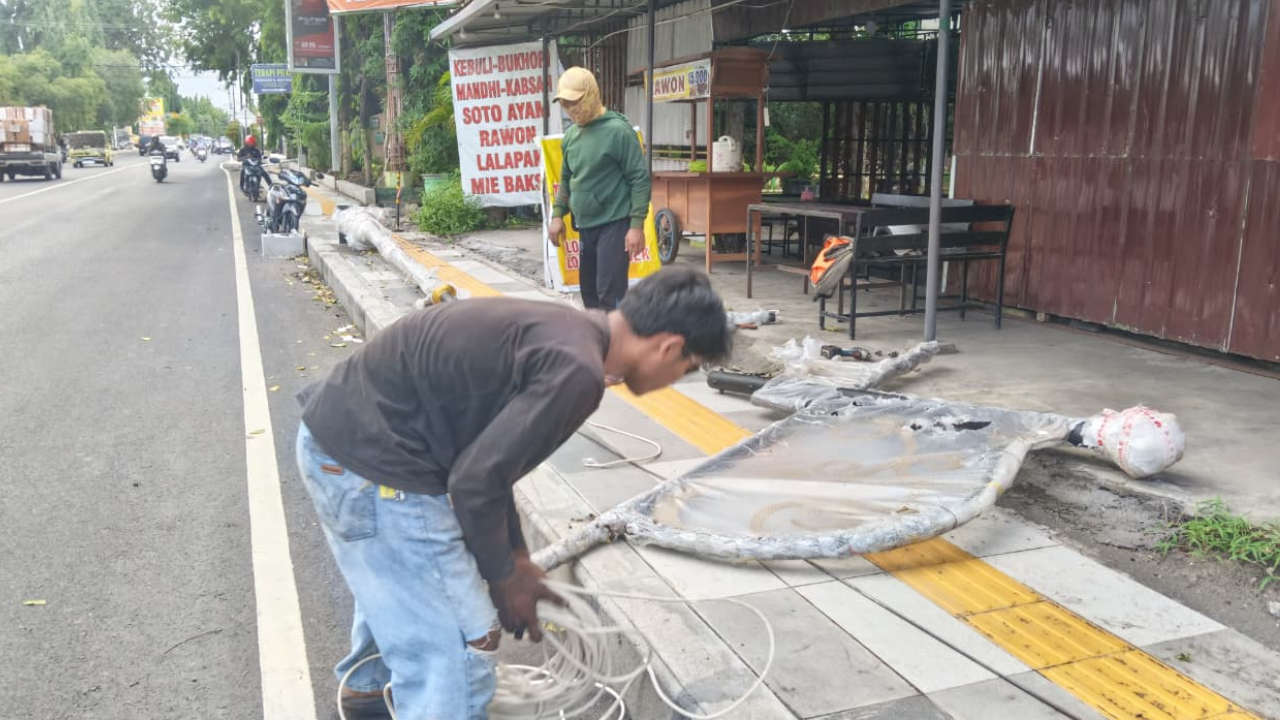 TERPASANG: Salah satu PJU terpasang di Jalan Soekarno-Hatta, Kota Probolinggo. Sejauh ini, masih ada 19 unit PJU yang belum terpasang.