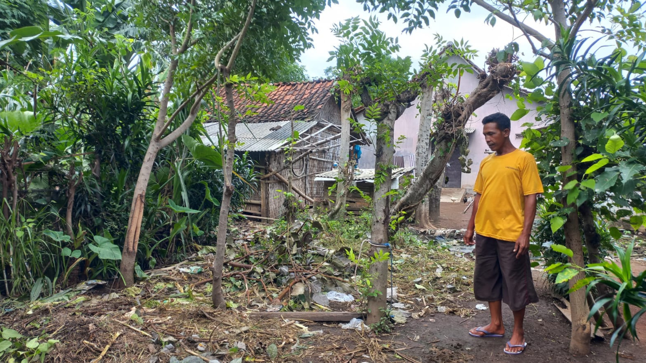 KORBAN: Ahmad Fauzi, warga Kelurahan Kareng Lor, Kecamatan Kedopok, menunjukkan lokasi terakhir sapinya diikat Rabu (14/1).