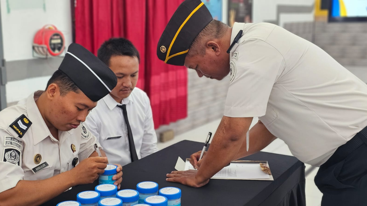 PERIKSA: Salah seorang pegawai Lapas Kelas IIB Probolinggo menjalani tes urine, Selasa (13/1).