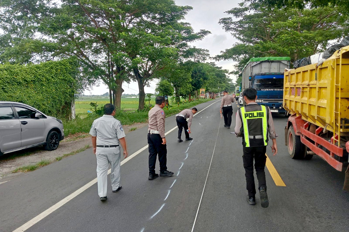 LOKASI KEJADIAN: Petugas Satlantas Polres Probolinggo melakukan olah TKP kecelakaan maut di Desa Asembakor, Kecamatan Kraksaan, Probolinggo.