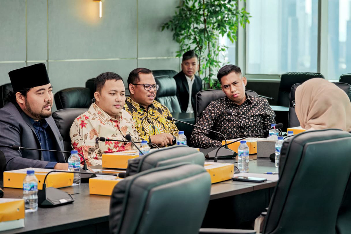 CARI SOLUSI: Bupati Pasuruan Rusdi Sutejo (dua dari kiri), bersama ketua DPRD (Samsul Hidayat, 3 dari kiri) dan jajaran dewan saat menemui anggota DPR RI.