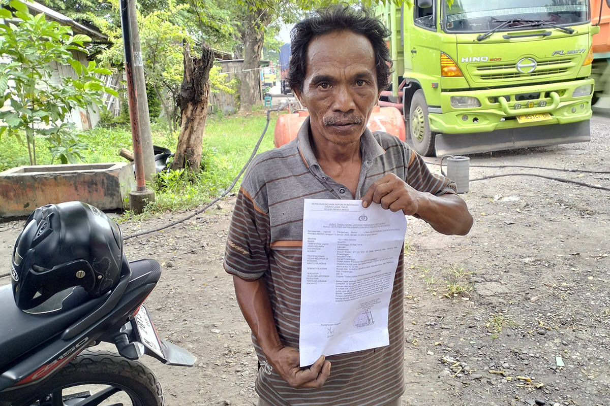 MELAPOR : Sujito menunjukkan bukti laporan motor yang dibawa kabur orang yang mengaku akan memberinya bantuan.