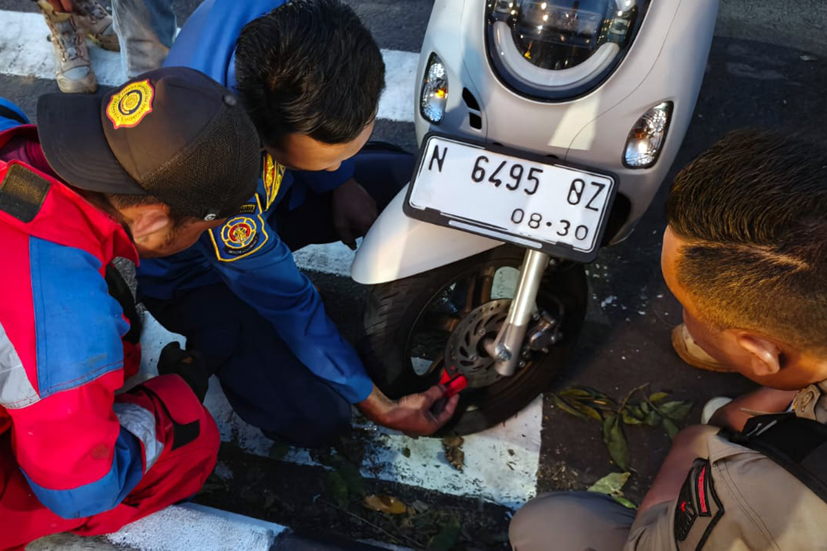 Petugas Damkar Satpol PP Kota Probolinggo saat melakukan evakuasi rem cakram di Alun-Alun, Selasa (13/1) sore.