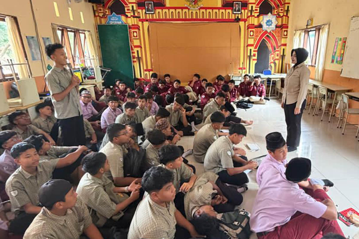 EDUKASI: Anggota Satresnarkoba Polres Pasuruan saat memberikan penyuluhan kepada kalangan pelajar, terkait bahaya narkoba.