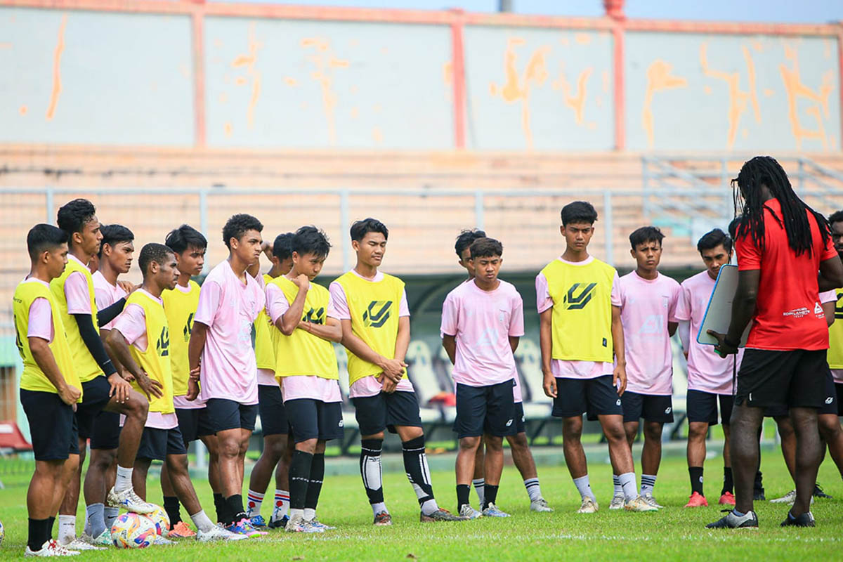 BRIEFING: Pelatih Pasuruan United Bio Paulin saat memberikan arahan kepada anak asuhnya. Jelang 16 besar, Pasuruan United memilih untuk menambah amunisi.