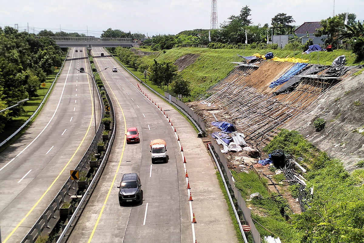 DIKEBUT: Pengerjaan tebing jalan Tol Gempan yang saat ini masih dalam proses. Targetnya, Februari sudah harus dituntaskan.