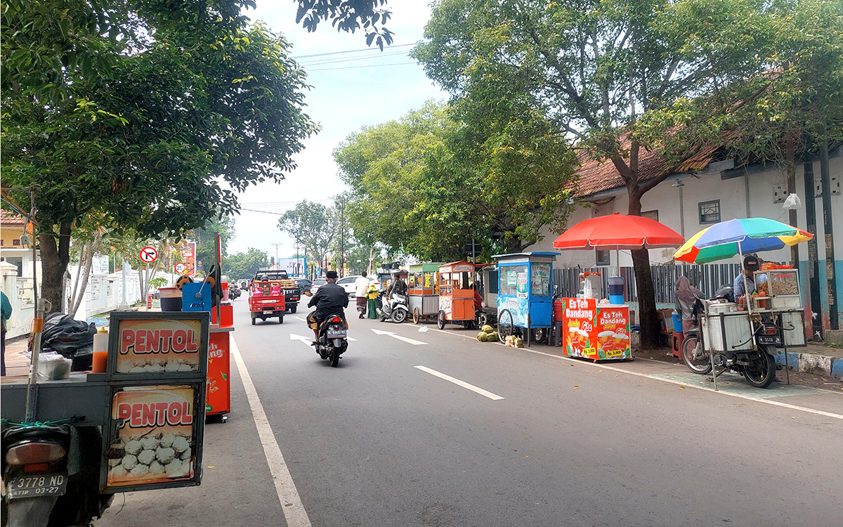 Sejumlah PKL yang tetap berjualan di kawasan alun-alun Probolinggo. (Arif Mashudi/ Radar Bromo)