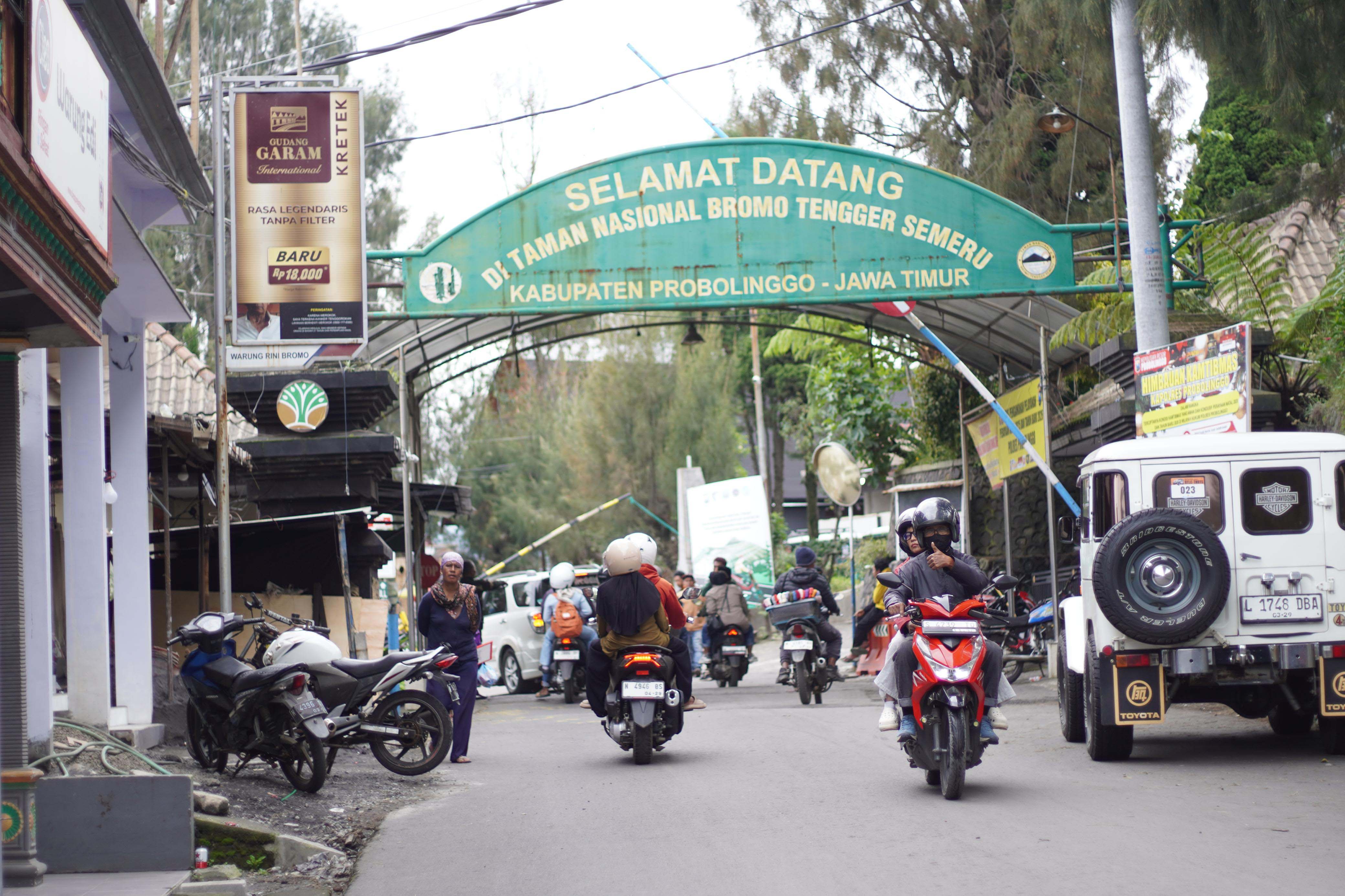 WISATA: Sejumlah pengunjung wisata Gunung Bromo masuk melalui pintu masuk Kabupaten Probolinggo.
