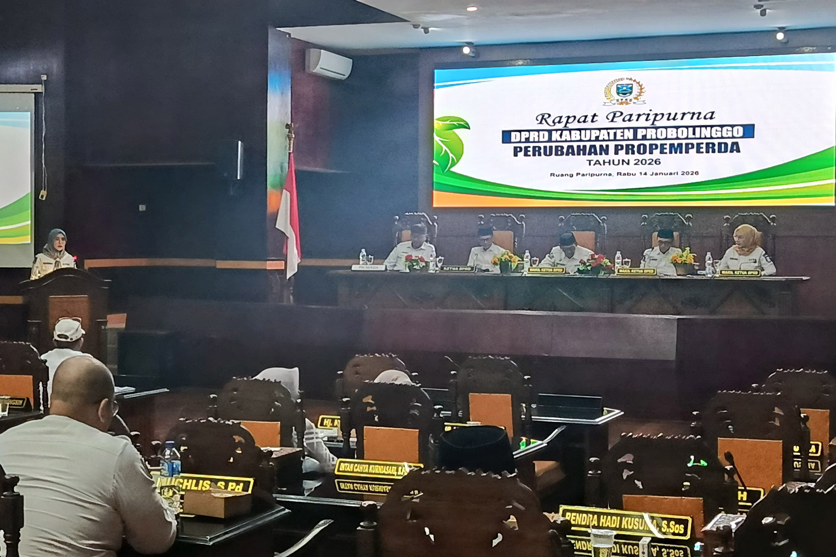 PARIPURNA: Pimpinan dan anggota DPRD Kabupaten Probolinggo, menetapkan Propem Perda Tahun Anggaran 2026 yang juga dihadiri eksekutif dan perwakilan Forkopimda.
