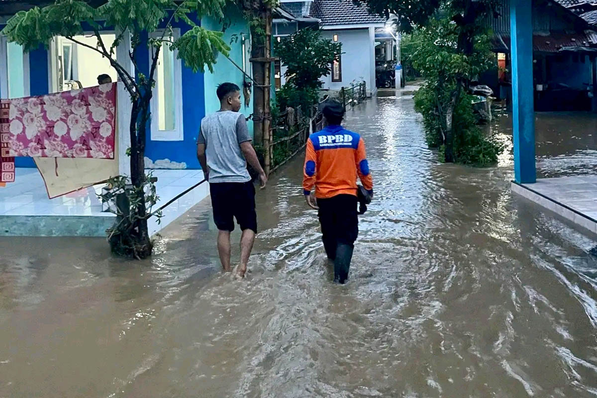 TERGENANG: Personel BPBD meninjau banjir di Desa Satreyan, Kecamatan Maron. Saat ini mulai memasuki puncak musim hujan.