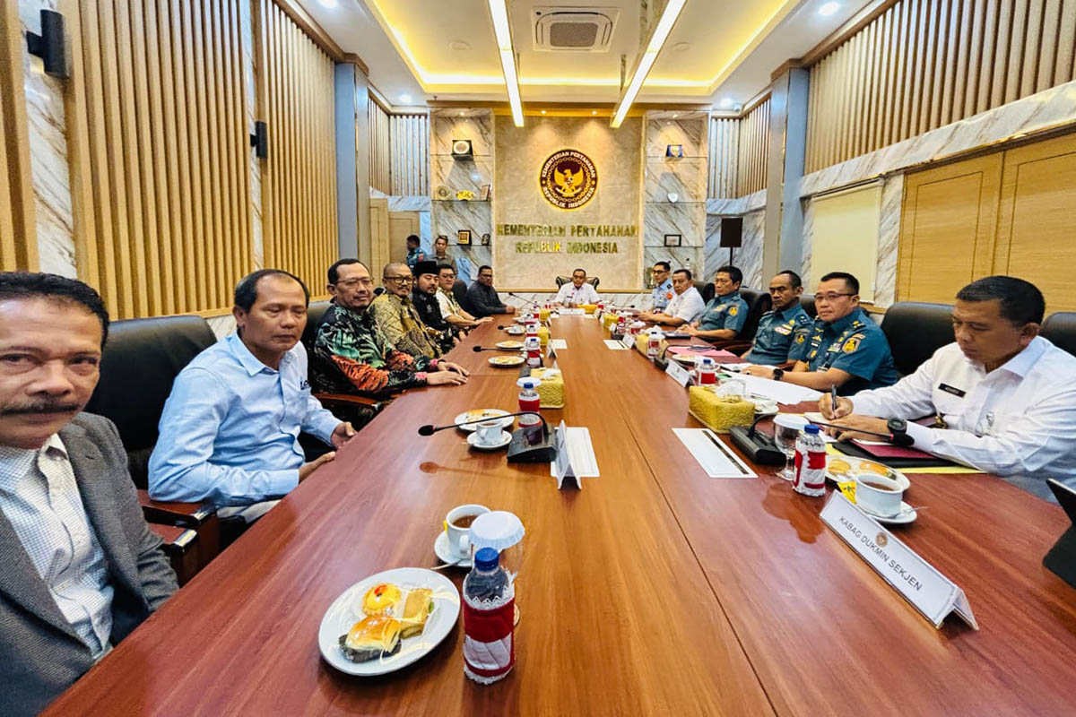 LANGSUNG KE PUSAT: Jajaran anggota DPRD Kabupaten Pasuruan saat berdialog dengan Kementerian Pertahanan, Rabu (14/1).