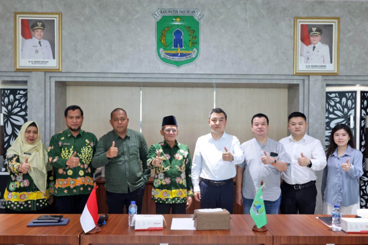 KERJA SAMA: Wakil Bupati Pasuruan HM Shobih Asrori bersama jajaran rombongan dari perusahaan smelter aluminium berskala global asal Chongqing, Tiongkok, Bosai Mineral Group saat foto bersama.