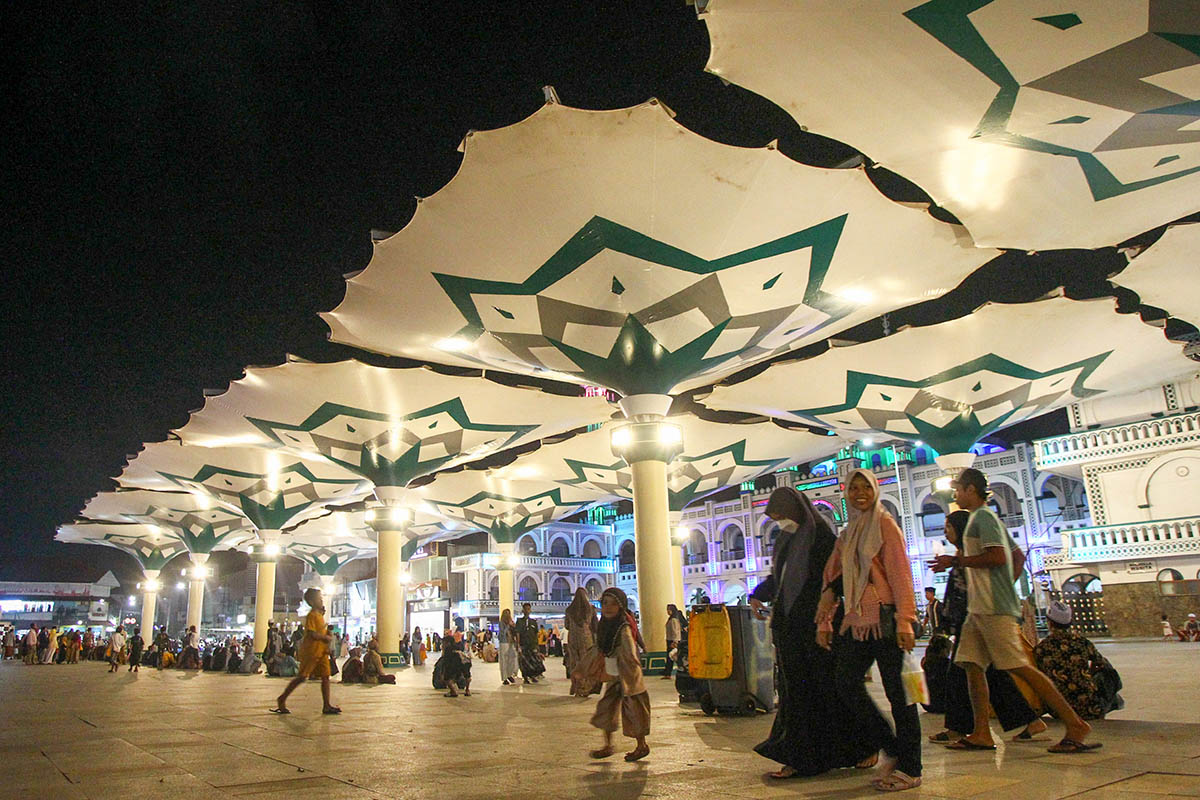 FAVORIT: Sejumlah pengunjung Payung Madinah di Kota Pasuruan. Payung Madinah memang menjadi tempat wisata favorit bagi wisatawan untuk dikunjungi.