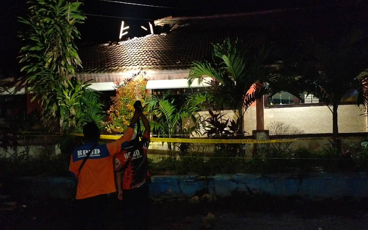 TAK KOKOH: Petugas saat meninjau atap SDN Sumberkare 1 yang ambrol. (Istimewa)