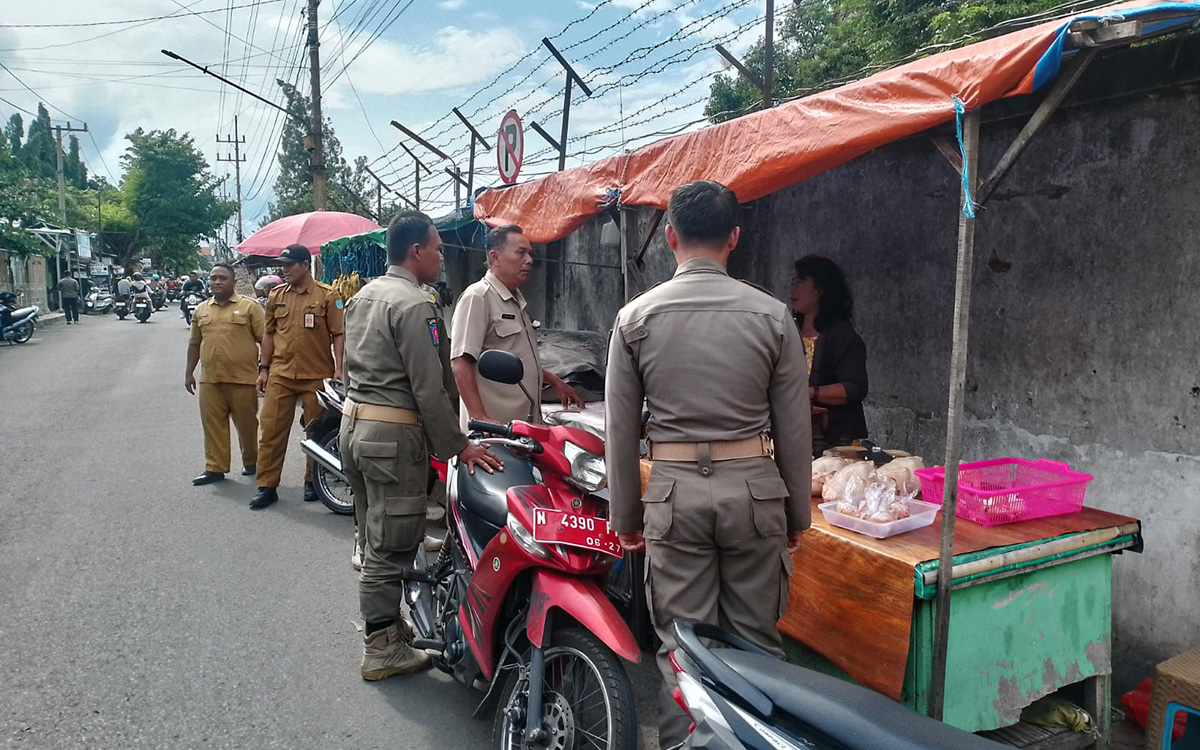 Salah satu PKL saat dapat peringatan dari Satpol PP Kota Probolinggo karena jualan di tempat terlarang.
