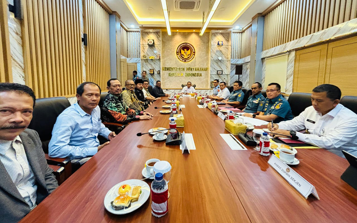 LANGSUNG KE PUSAT: Jajaran anggota DPRD Kabupaten Pasuruan saat berdialog dengan Kementerian Pertahanan, Rabu (14/1).