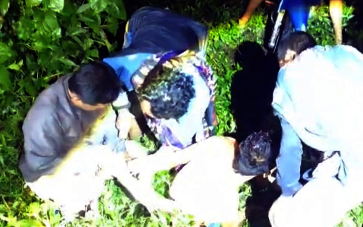 Mul, 30, warga Desa Negororejo, Lumbang, Kabupaten Probolinggo, saat ditangkap warga di Desa Sapikerep, Sukapura setelah mencuri motor milik warga Wonokerto, Sukapura.