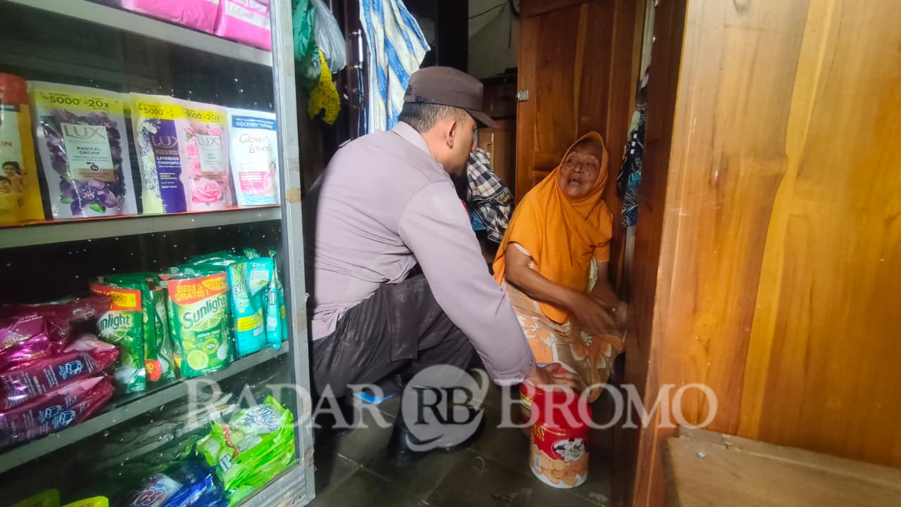 APES: Nenek Tumini saat memperlihatkan lokasi lemari tempat ia menyimpan uang koin tabungannya. (Mokhamad Zubaidillah/ Radar Bromo)