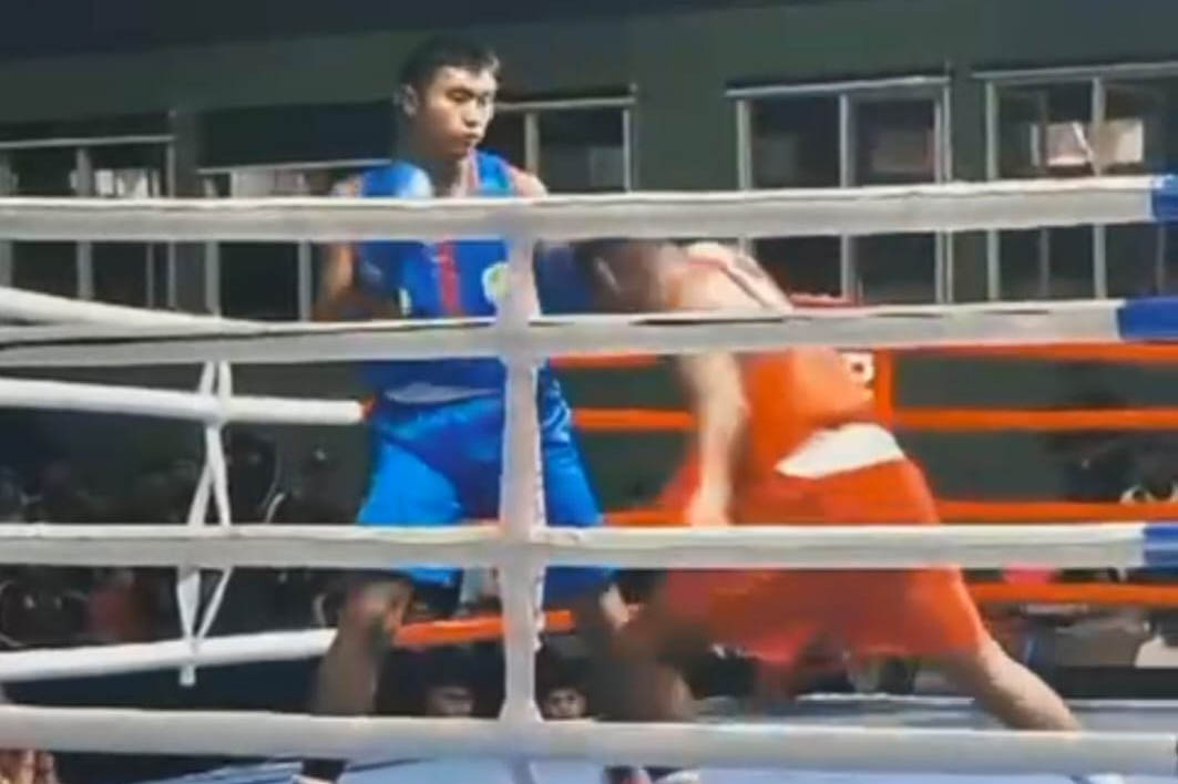 NAIK LEVEL: Arjun Setyawan (kiri) dalam sebuah pertandingan. Atlet tinju asal Kota Pasuruan ini bersiap untuk debut profesional.