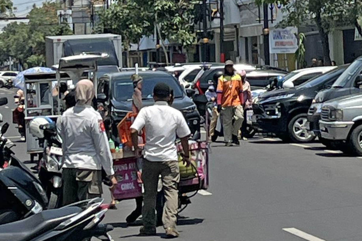 DITERTIBKAN: Petugas Satpol PP saat mendapati PKL berjualan di tempat yang dilarang. Meski sudah diingatkan, namun mereka kerap tak mengindahkan. Mereka kembali berjualan di tempat terlarang.