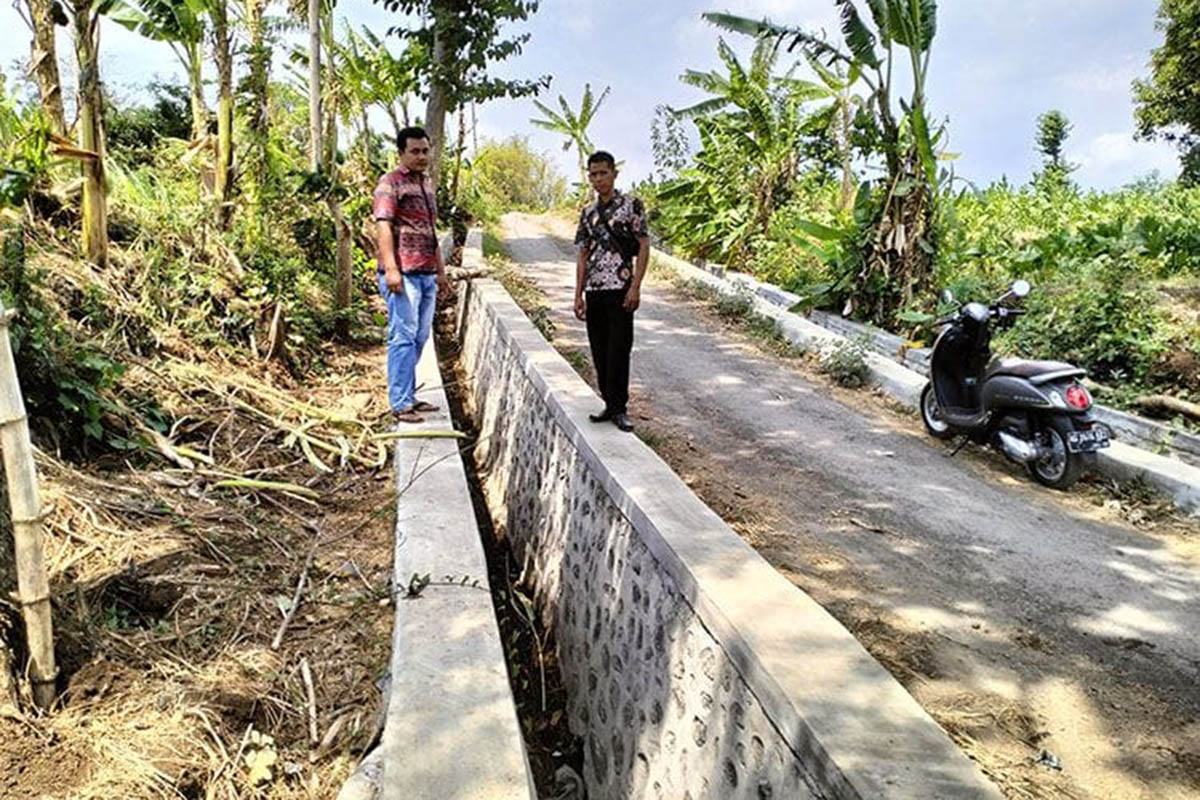 BANGUN: Pembangunan drainase yang dilakukan untuk menunjang pertanian di wilayah setempat.