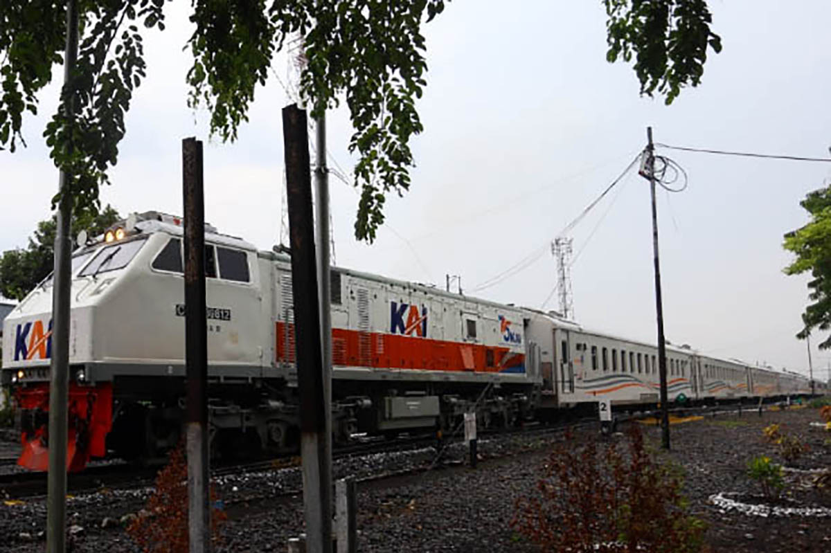 LEBIH HEMAT: Kereta api yang melintas di Probolinggo. Dalam waktu dekat bakal ada kereta api komuter yang melayani rute Probolinggo-Surabaya.