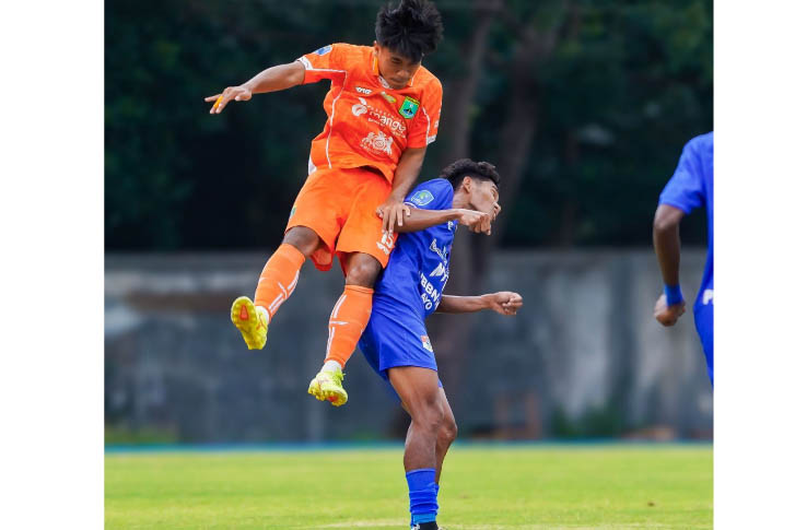 TANGGUH: Defender Persekabpas Wendi (oranye) saat berduel dengan pemain Persebata Lembata. Malam nanti Persekabpas akan bersua Persebata kembali untuk ketiga kali