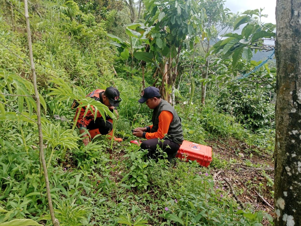 SURVEI: Petugas gabungan dari BPBD Kota Probolinggo, BPBD dan SDM Jawa Timur, serta Tim Ahli dari ITS saat melakukan penelitian tanah gerak di Desa Sumberduren, Kecamatan Krucil, Kabupaten Probolinggo