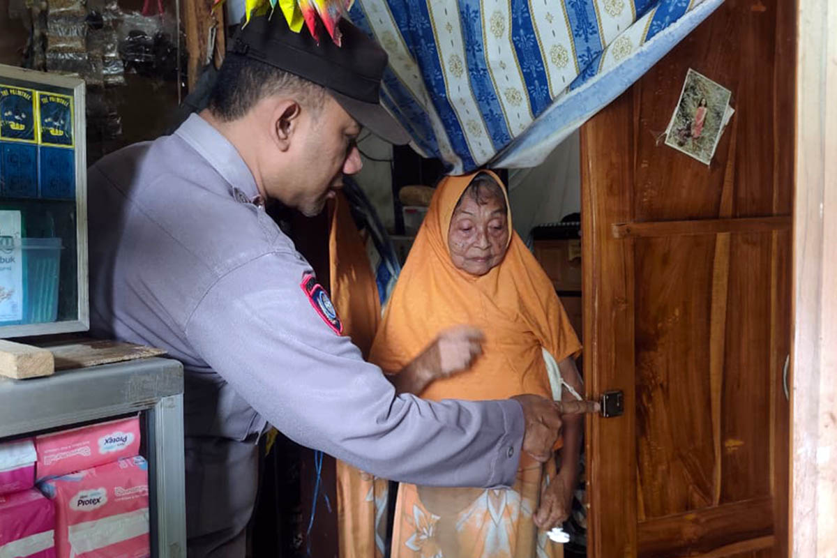 BURU PELAKU: Nenek Tumini saat memperlihatkan lokasi lemari tempat ia menyimpan uang koin tabungannya.
