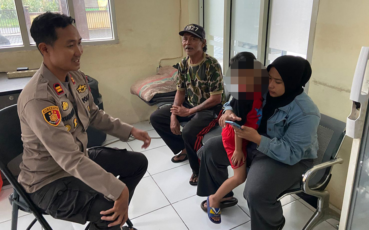 DIAMANKAN: Pihak kepolisian Polsek Subsektor Kanigaran saat membantu mempertemukan Rif, 5, seorang anak dengan ibunya, Kamis (15/1)