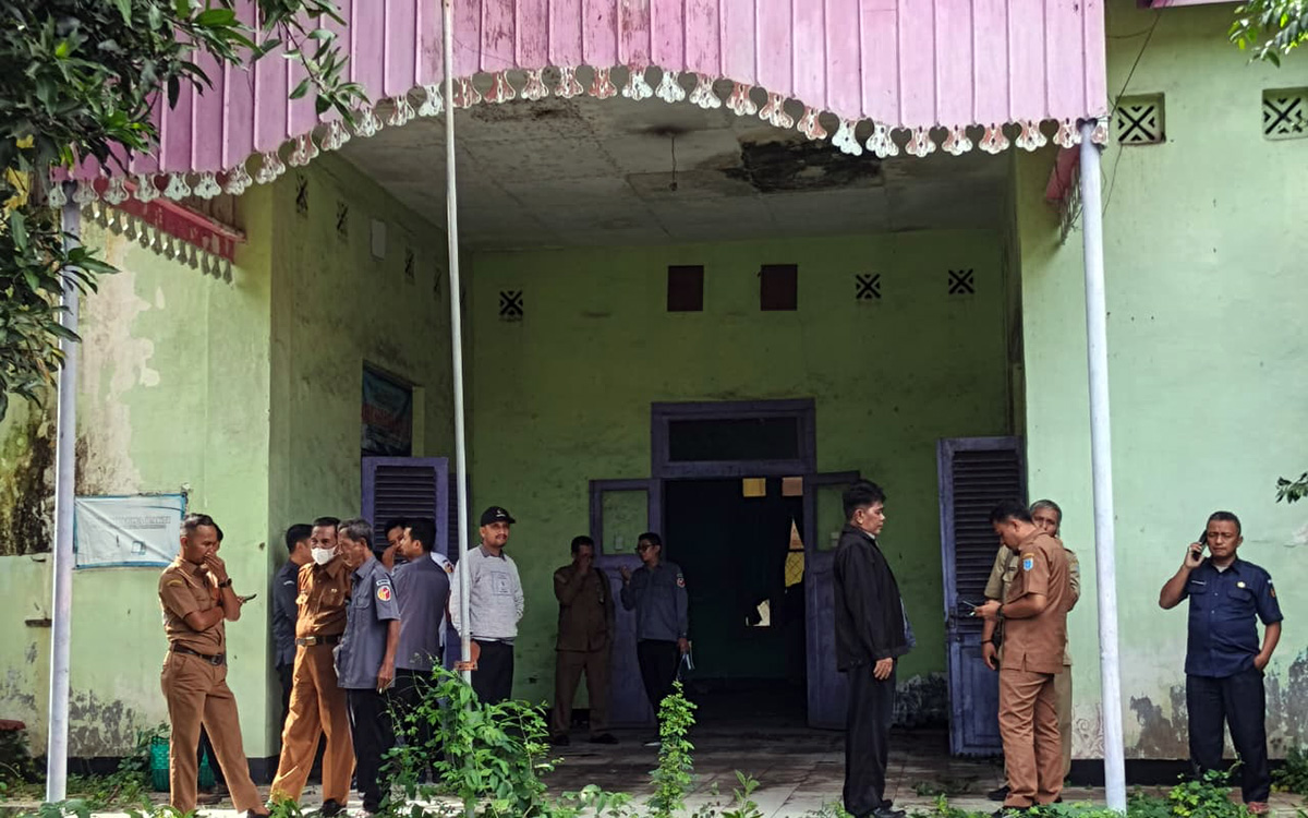 TINJAU GEDUNG: Bawaslu Kota Probolinggo bersama Dinas PUPR PKP dan Disdikbud Kota Probolinggo meninjau gedung eks UPTD Dinas Pendidikan di Kecamatan Kademangan, Kota Probolinggo, Selasa (13/1).