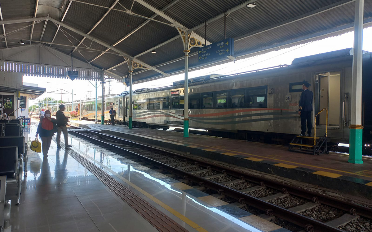 TELAT: Sejumlah penumpang sedang menunggu kedatangan KA Pandalungan di Stasiun Probolinggo, Jumat (16/1) siang.