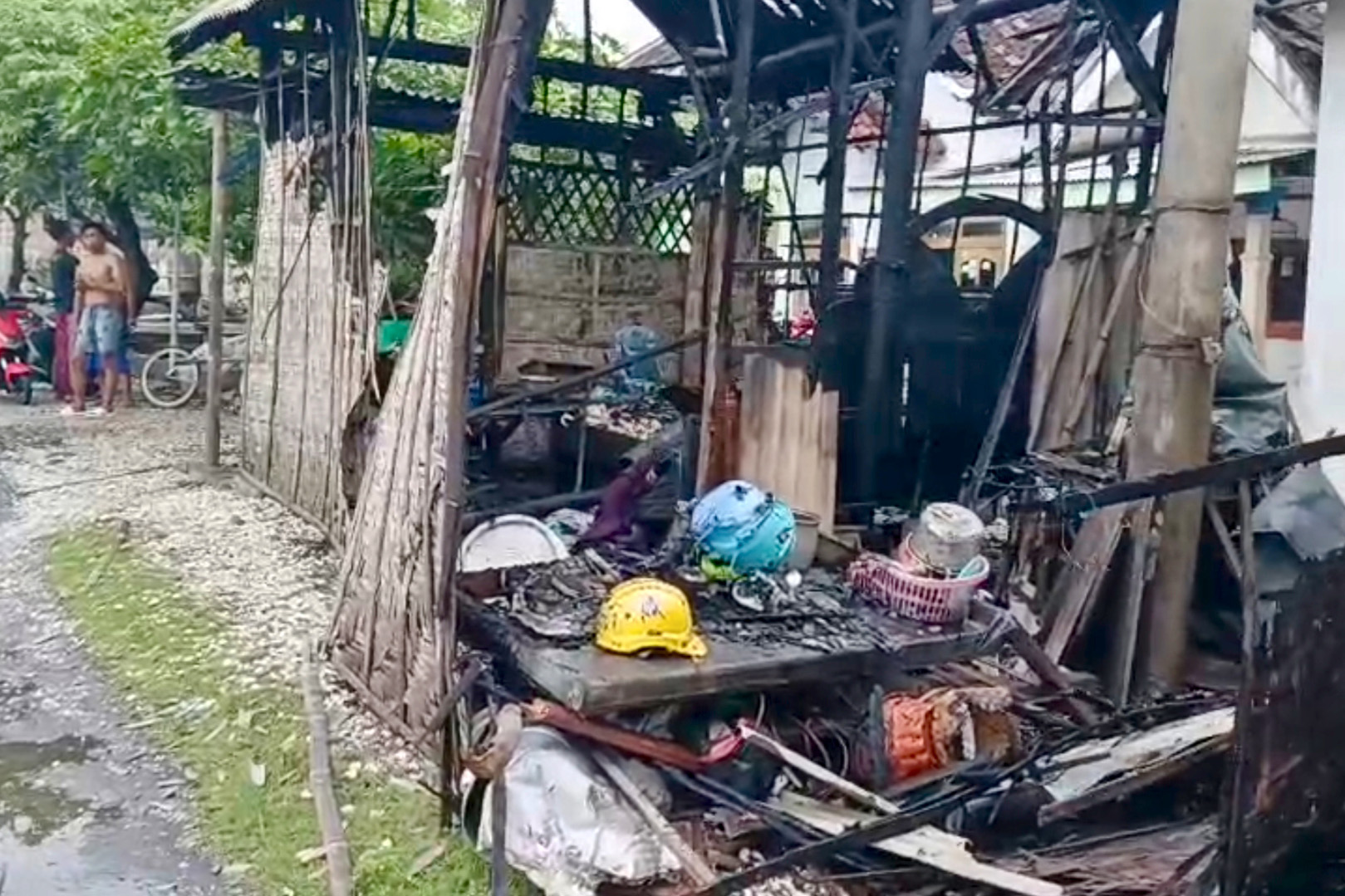 HANGUS: Rumah To Ani hangus setelah dilalap api ketika ditinggal mencari kerang di laut, Sabtu (17/1).