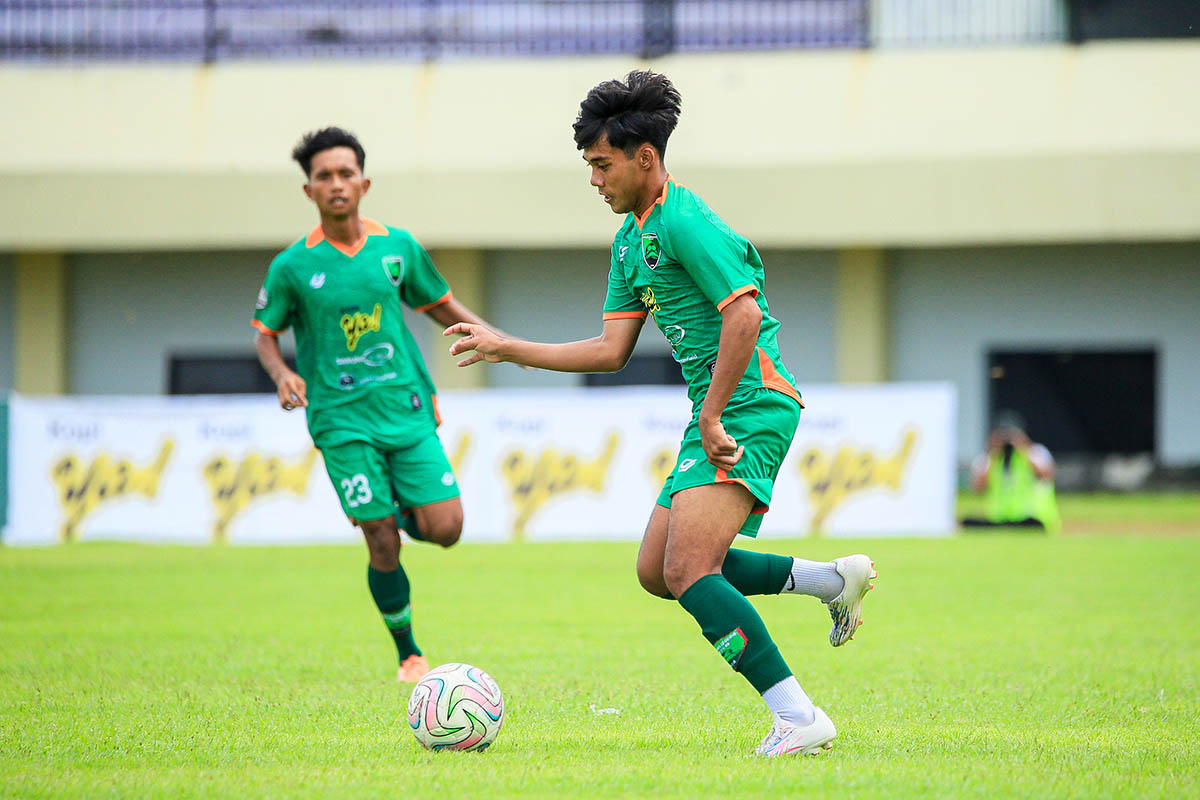 LINI TENGAH: Rosihan (kanan) yang sudah mencetak satu gol untuk Pasuruan United&nbsp; dan Fauzi yang kerap membantu penyerangan. Di babak 16 besar Pasuruan United
