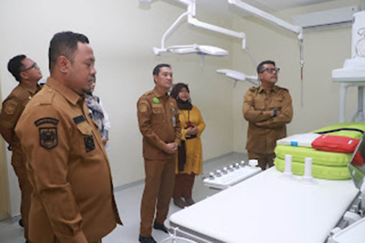 Bupati Mohammad Haris (kanan) melihat fasilitas catheterization laboratory (cath lab) dan intensive cardiovascular care unit (ICVCU) di RSUD Waluyo Jati.