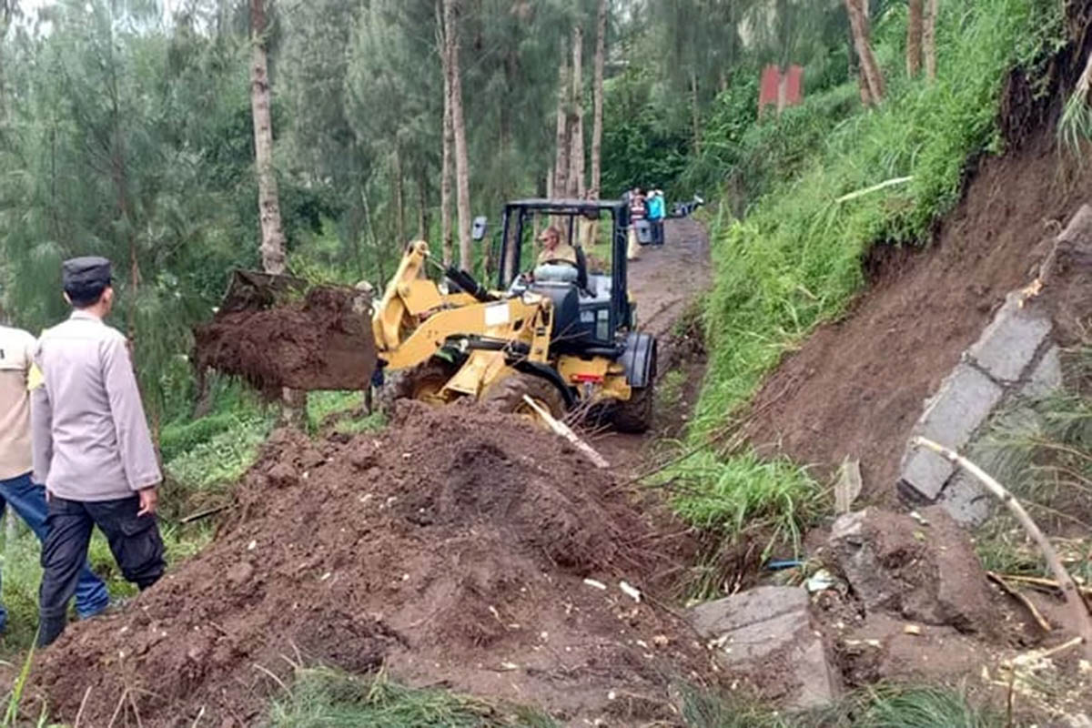 TERTUTUP: Timbunan longsor yang menutup akses jalur Tosari beberapa waktu lalu. BPBD Kabupaten Pasuruan mencatat, ada delapan kecamatan yang masuk kawasan rentan longsor.