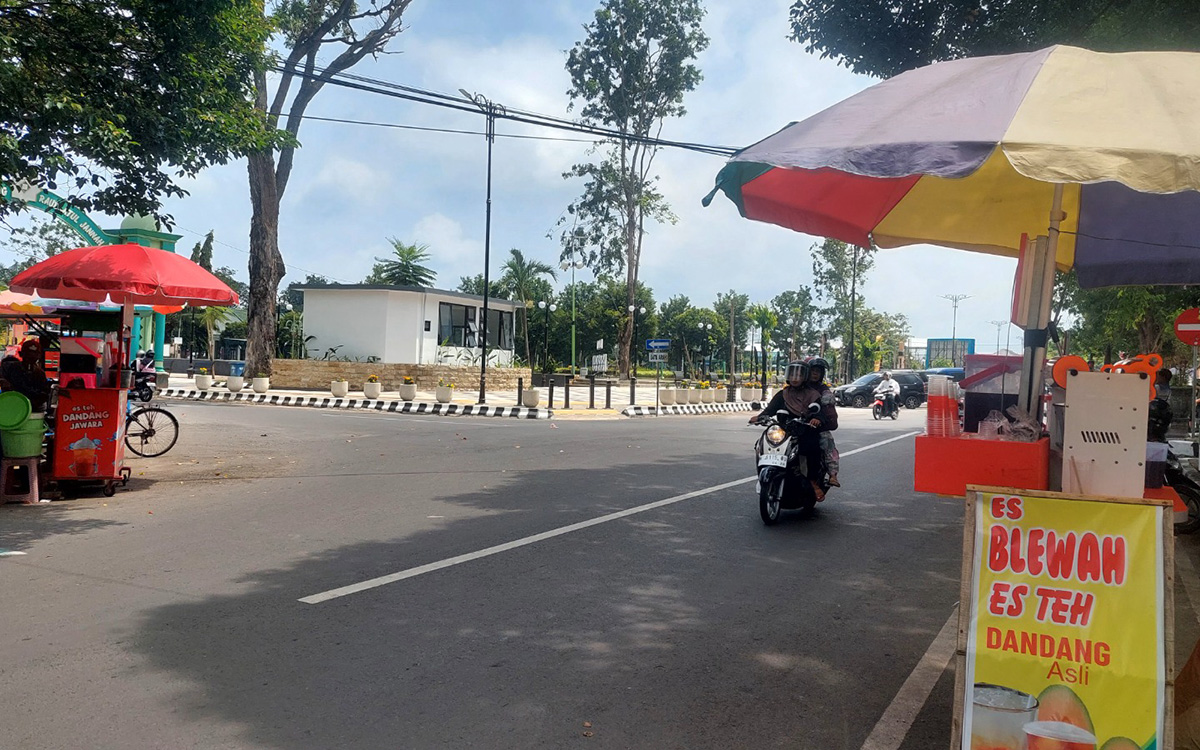 MAKIN BANYAK: Sejumlah PKL berjualan di Jalan A. Yani, sebelah timur kawasan Alun-Alun Kota Probolinggo. Jumlah mereka saat ini makin banyak.