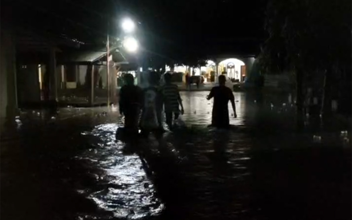 Terlihat kondisi PP Darut Tauhid saat banjir menerjang. Santri melakukan evakuasi barang-barang kewilayah yang lebih tinggi.