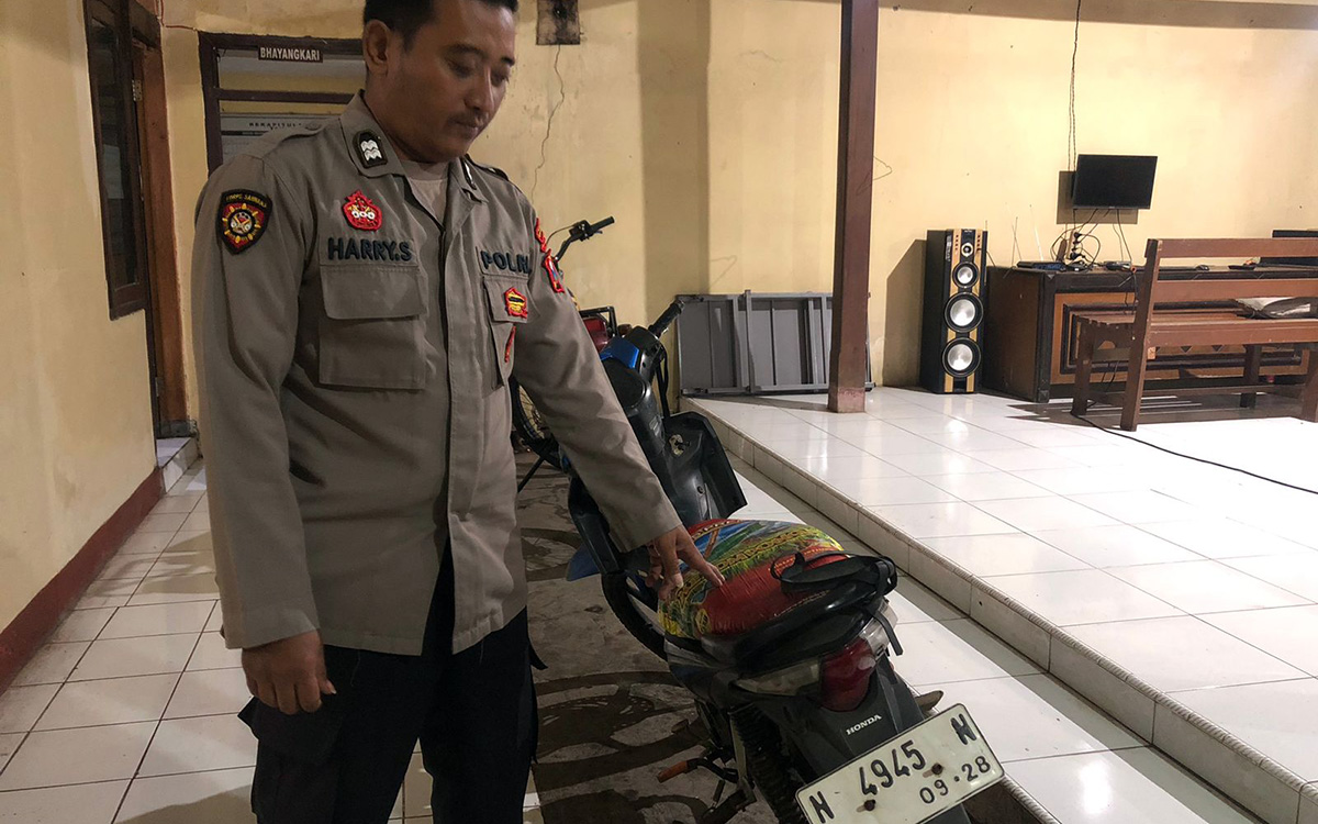 BARANG BUKTI: Motor milik korban Sup, 53, warga Desa Wonokerto, Sukapura, Kabupaten Probolinggo diamankan di Polsek Sukapura, Sabtu (17/1).
