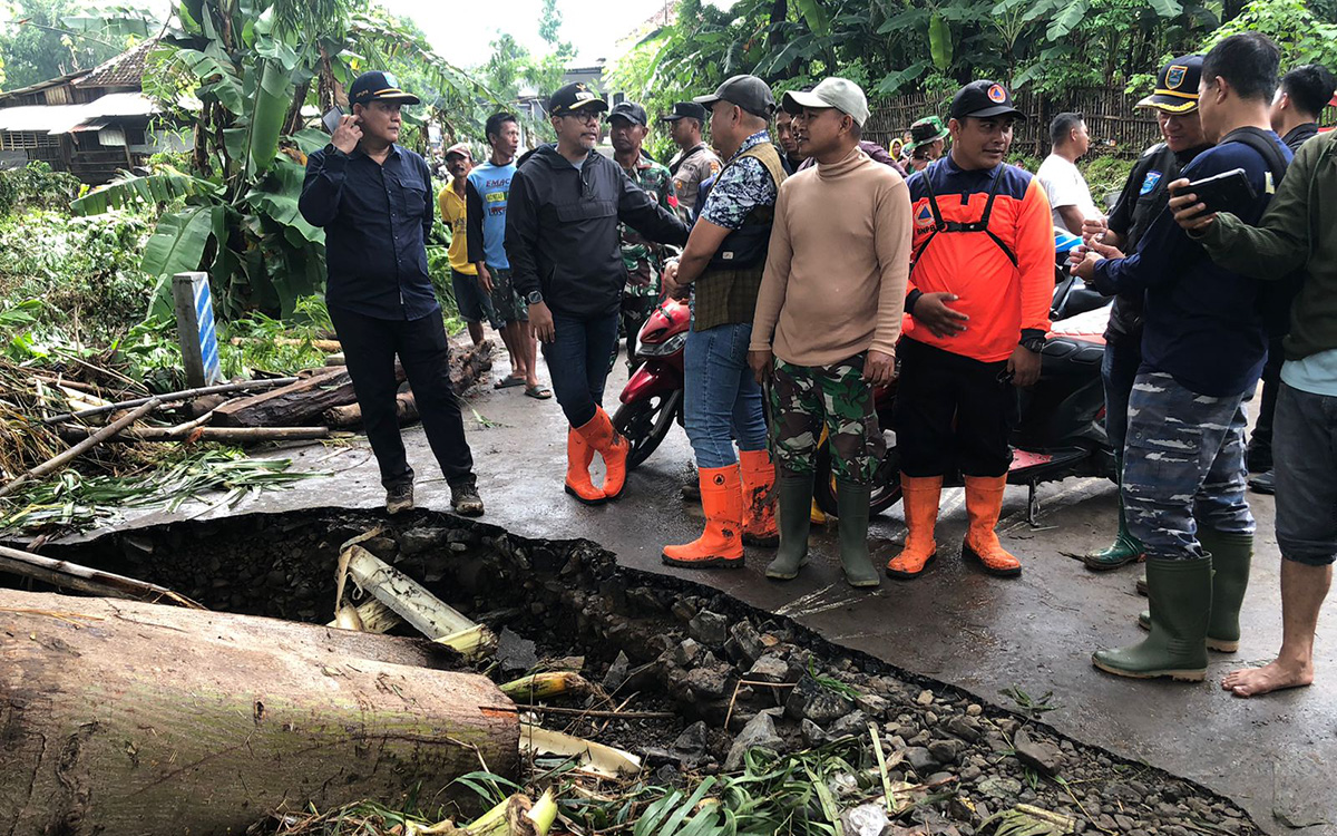 Bupati Probolinggo Gus Haris (depan dua dari kiri) saat meninjau jembatan di Desa Sumberbendo, Kecamatan Sumberasih yang rusak terdampak banjir. (Inneke Agustin/ Radar Bromo)