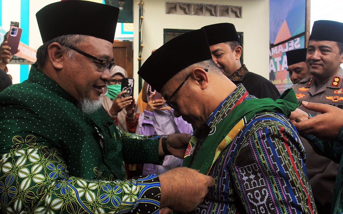 SAMBUTAN: Ketua PDM Kabupaten Probolinggo Sigit Prasetyo, ST., M.Pd mengalungkan selendang selamat datang kepada Menteri Dikdasmen. Prof. Dr. Abdul Mu