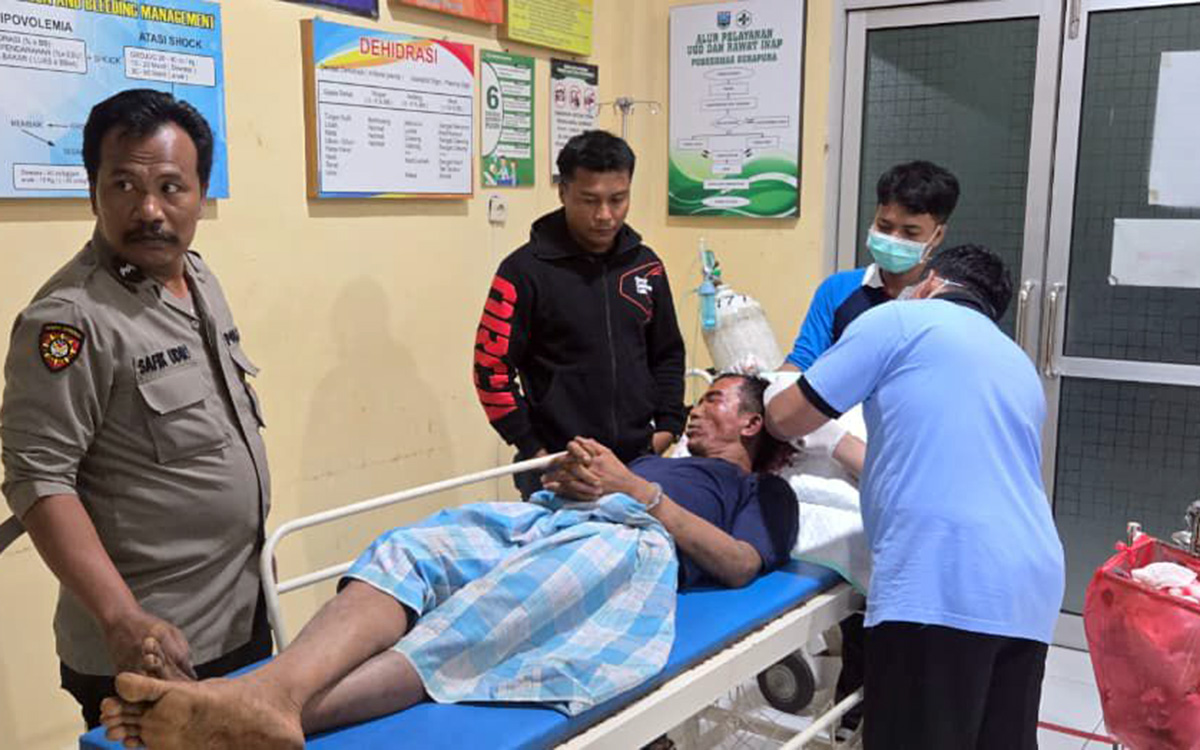 DIRAWAT: Mulyadi, 35, warga Desa Negororejo, Lumbang, Kabupaten Probolinggo, dirawat di Puskesmas Sukapura setelah dimassa warga yang mengejarnya, Kamis (15/1) malam.