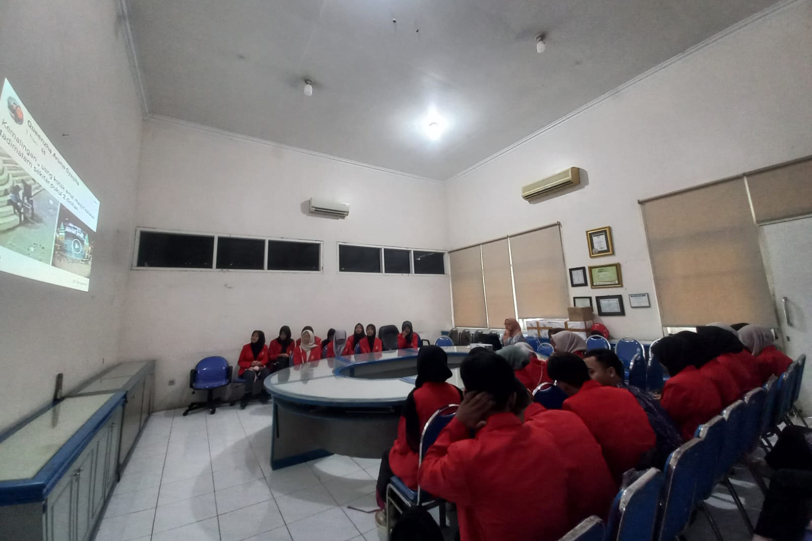 DIKLAT: Puluhan pelajar SMKN 1 Kota Probolinggo mengikuti diklat jurnalistik di kantor Jawa Pos Radar Bromo, Sabtu (17/1).