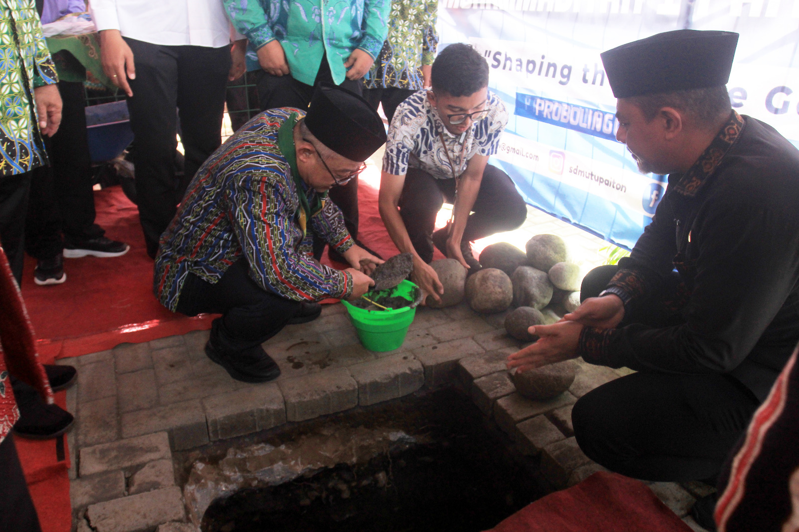 BATU PERTAMA: Menteri Dikdasmen RI Prof. Dr. Abdul Mu
