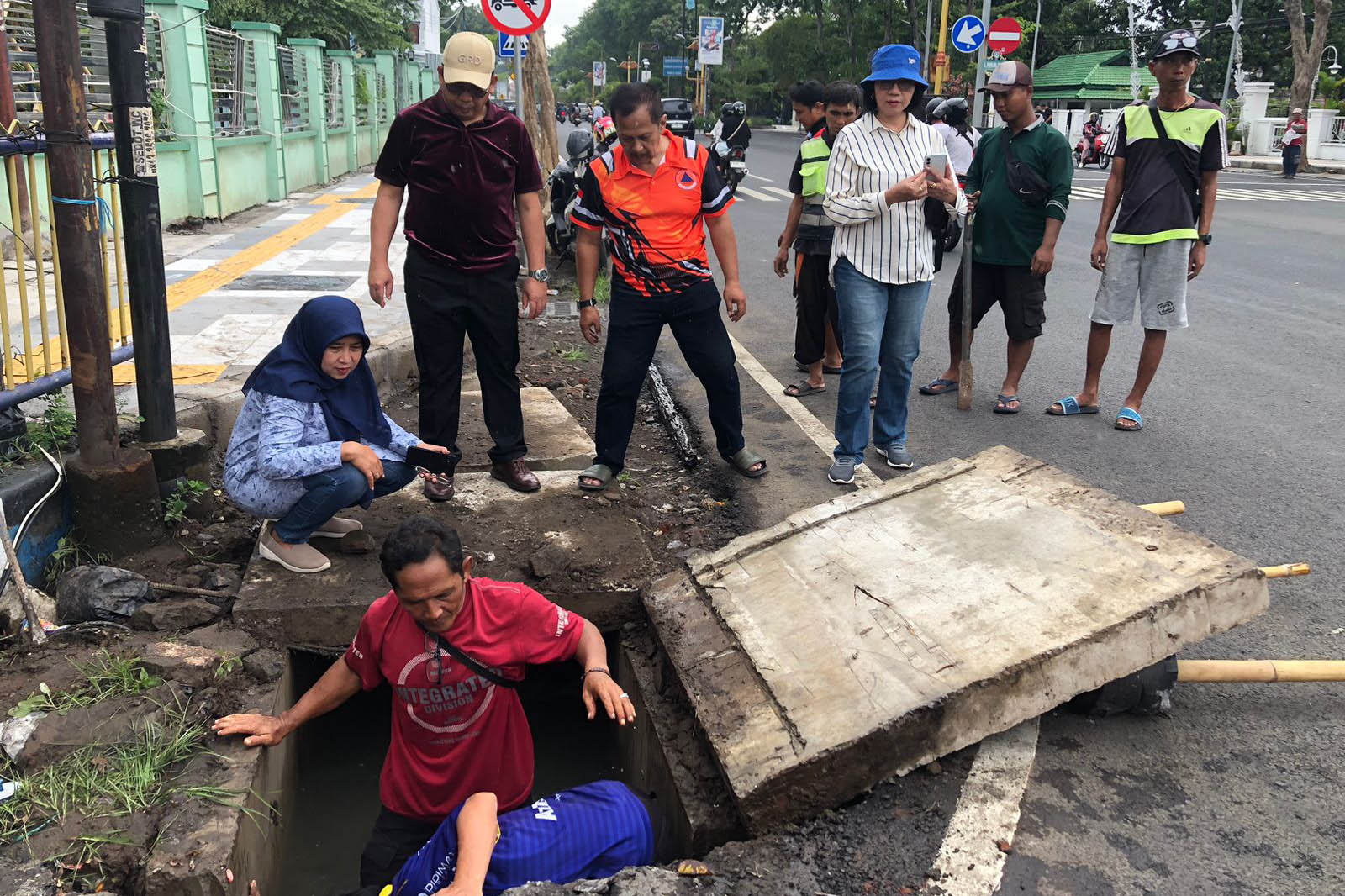 CEK: Wali Kota Probolinggo dr. Aminuddin bersama OPD terkait saat melakukan pengecekan saluran air di simpang empat Brak, Minggu (18/1) siang.